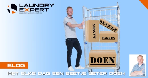 Medewerker Berto duwt een rolcontainer met dozen 'Kansen', 'Succes' en 'Doen' - blog 'Elke dag een beetje beter doen'