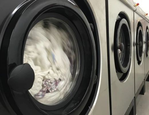 Close-up van draaiend wasgoed in een wasmachinetrommel