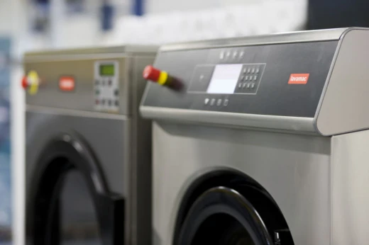 Close-up van het bedieningspaneel van een industriële wasmachine