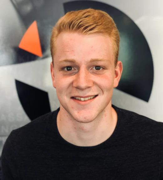 Portret van een medewerker tegen een bedrijfslogo-achtergrond