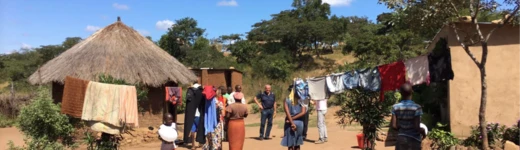 Dorpsbewoners en bezoekers bij wasgoed aan de lijn in Malawi