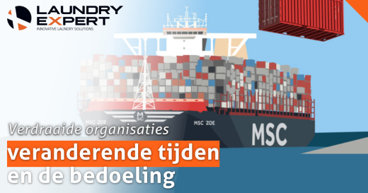 Containerschip op zee, met de tekst 'Verdraaide organisaties, veranderende tijden en de bedoeling'