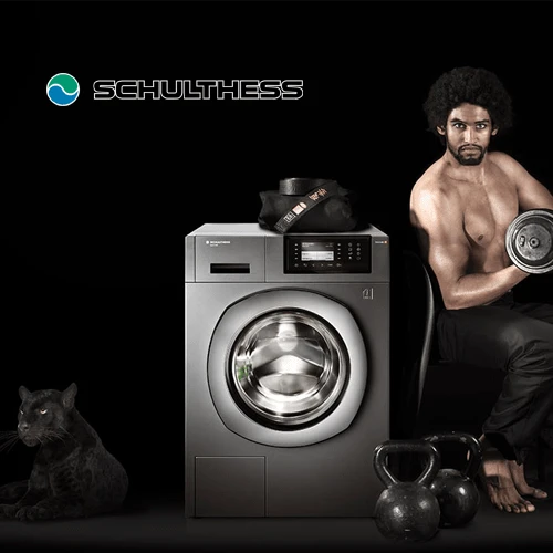 Studiobeeld Schulthess-wasmachine met sportende man en zwarte panter