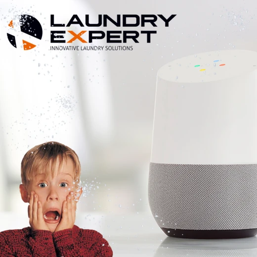 Kind schrikt naast een Google Home-speaker, blogafbeelding over slimme technologie
