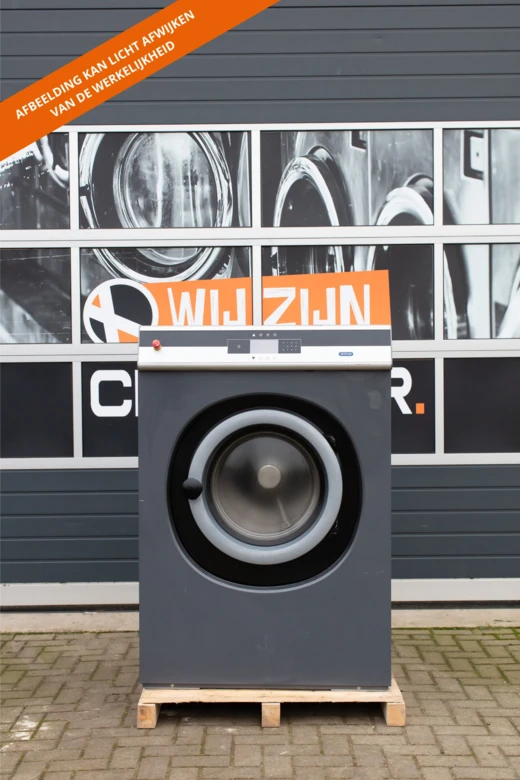 Primus HS-serie wasmachine op een sokkel voor de showroom van Laundry Total