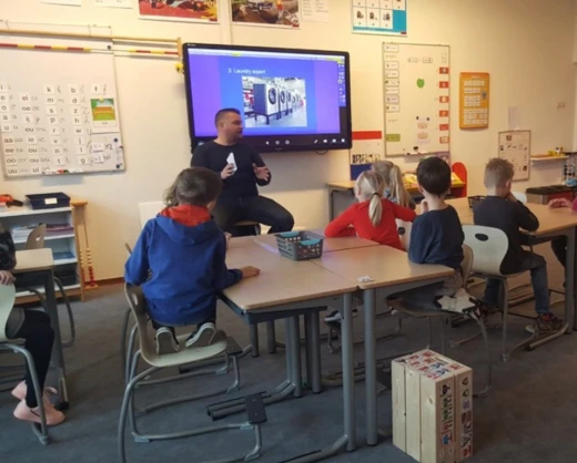Gastspreker geeft presentatie aan een schoolklas over Laundry Expert