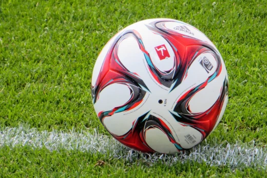 Close-up van een voetbal op het gras