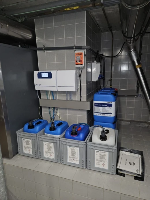 Geïnstalleerd LS100-doseersysteem met chemicaliëncontainers