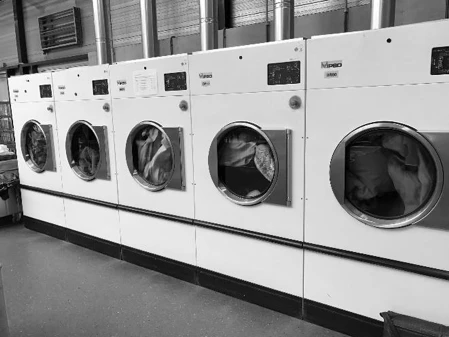 Rij industriële drogers met wasgoed