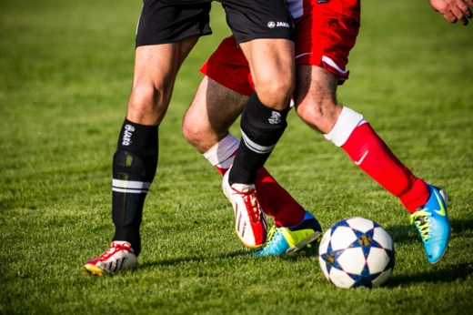 Close-up van voetballers in duel om de bal