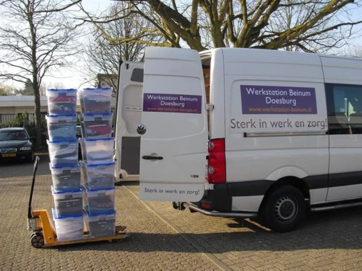 Bestelbus van Werkstation Beinum Doesburg met kratten wasgoed