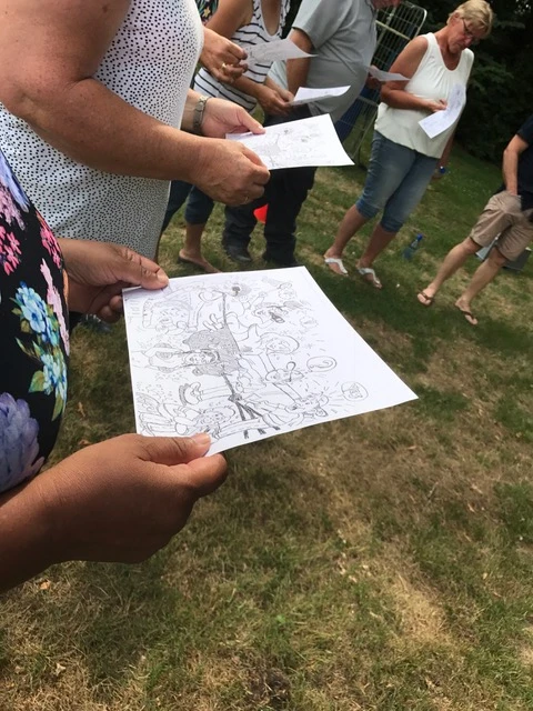 Deelnemers bekijken een tekening tijdens een workshop