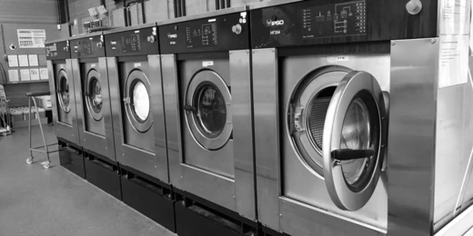 Rij industriële wasmachines in een wasserij