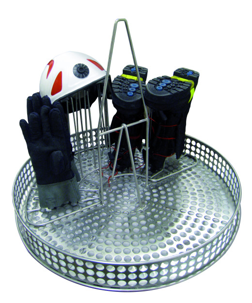 Handske_hjälm_stövlar_i korg