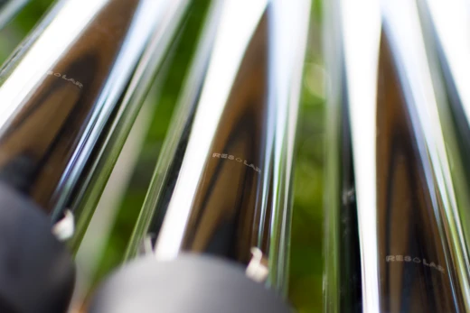 Close-up van vacuümbuizen van een zonnecollector